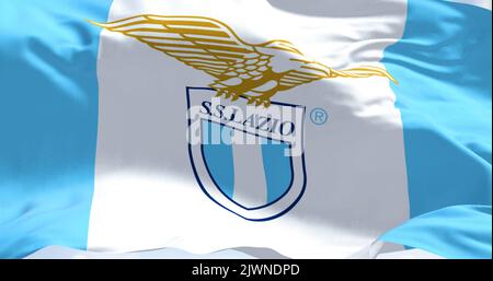 Roma, Italia, 2022 luglio: Primo piano della bandiera della SS Lazio che sventola. SS Lazio è un club calcistico professionale con sede a Roma. Sfondo a trama di tessuto Foto Stock