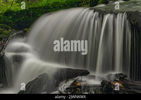 Cascata sotto la porta d'acqua nei pressi della città di Vyssi Brod in estate nuvoloso fresco giorno Foto Stock