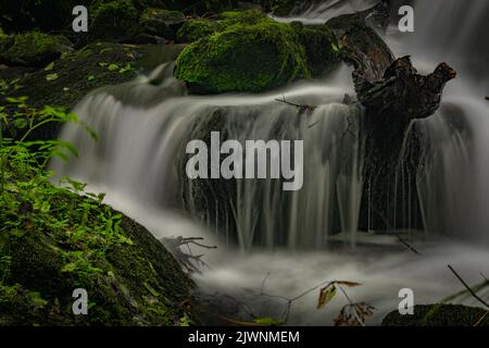 Cascata sotto la porta d'acqua nei pressi della città di Vyssi Brod in estate nuvoloso fresco giorno Foto Stock