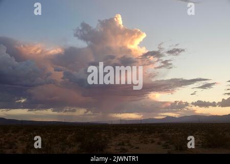 Tramonto spettacolare sul deserto della Sierra Nevada Foto Stock