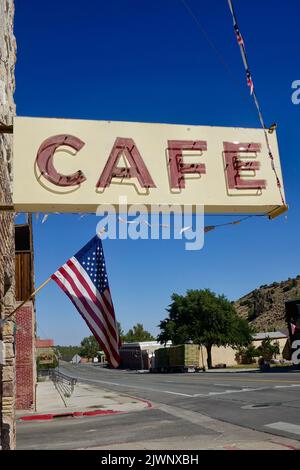 Verticale del cartello al neon 'CAFE' vintage Foto Stock