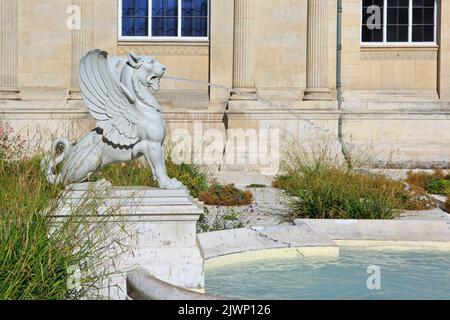 Una statua di un griffin che sputava acqua in un piccolo stagno nei giardini del Museo Piccardia (Musée de Picardie) ad Amiens (Somme), Francia Foto Stock