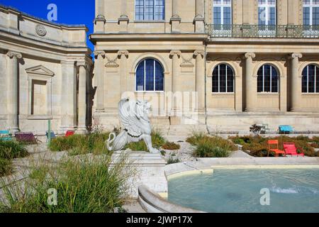 Una statua di un griffin che sputava acqua in un piccolo stagno nei giardini del Museo Piccardia (Musée de Picardie) ad Amiens (Somme), Francia Foto Stock