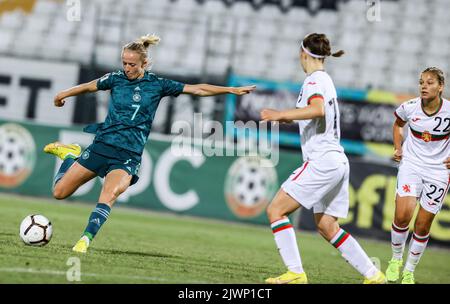 Plowdiw, Bulgaria. 06th Set, 2022. Calcio, Donne: Coppa del mondo qualificanti Europa donne, Bulgaria - Germania, stage di gruppo, gruppo H, matchday 10. La Lea Schüller tedesca si fa un colpo. Credit: Borislav Troshev/dpa/Alamy Live News Foto Stock