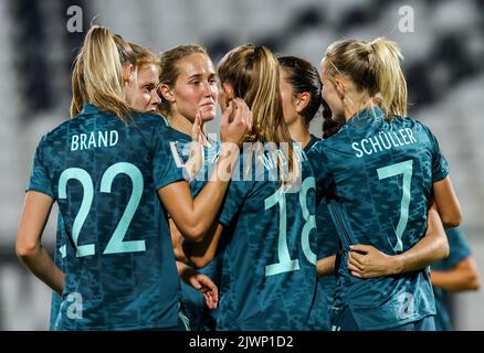 Plowdiw, Bulgaria. 06th Set, 2022. Calcio, Donne: Qualificazione Coppa del mondo Europa Donne, Bulgaria - Germania, fase di gruppo, Gruppo H, Giornata 10. I giocatori tedeschi festeggiano l'obiettivo di 0:2. Credit: Borislav Troshev/dpa/Alamy Live News Foto Stock