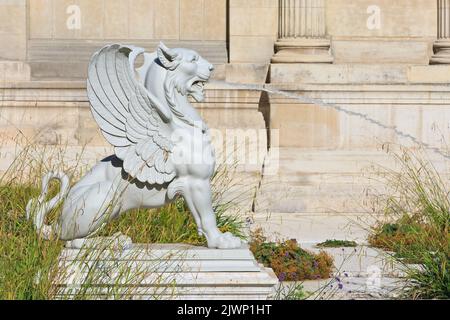 Una statua di un griffin che sputava acqua in un piccolo stagno nei giardini del Museo Piccardia (Musée de Picardie) ad Amiens (Somme), Francia Foto Stock