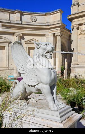 Una statua di un griffin che sputava acqua in un piccolo stagno nei giardini del Museo Piccardia (Musée de Picardie) ad Amiens (Somme), Francia Foto Stock