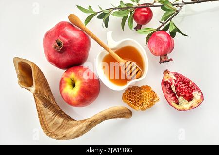 Rosh hashanah, concetto ebraico di vacanza di Capodanno. Melograno, mele e miele prodotti tradizionali per la celebrazione Foto Stock