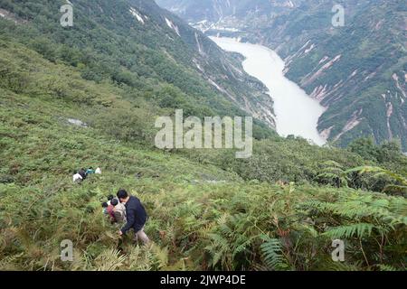 Moxi, la provincia cinese del Sichuan. 6th Set, 2022. Gli abitanti del villaggio sono evacuati dal villaggio di Wandong della città di Detuo, nella contea di Luding, nella provincia del Sichuan del sud-ovest della Cina, 6 settembre 2022. Un totale di 66 persone sono state uccise in un terremoto di 6,8 magnitudo che ha fatto scoppiare la Contea di Luding nella provincia sudoccidentale del Sichuan in Cina lunedì, le autorità locali hanno detto martedì. Alle 2 di martedì, 38 persone erano state uccise nella prefettura autonoma tibetana di Ganzi, e le altre 28 morirono nella città di Ya'an, il quartier generale di salvataggio raccontò un briefing alla stampa. Credit: Shen Bohan/Xinhua/Alamy Live News Foto Stock