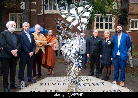 Londra, Regno Unito. 6th Set, 2022. Rowan Williams svela la Statua che onora gli Yeats W B a Chiswick. L'Ambasciatore d'Irlanda, Martin Fraser, ex Arcivescovo di Canterbury, Rowan Williams, il Sindaco di Hounslow, Bishnu Gurung, lo scultore Conrad Shawcross RA, Rosi Prescott, il Vice tenente della Grande Londra, Padre Kevin Morris, San Michele e la Chiesa di tutti gli Angeli, Un rappresentante del Vihara buddista e l'attore Ciaran Hinds erano tutti lì. Credit: Peter Hogan/Alamy Live News Foto Stock