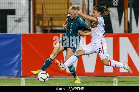 Plowdiw, Bulgaria. 06th Set, 2022. Calcio, Donne: World Cup qualificanti donne d'Europa, Bulgaria - Germania, fase di gruppo, Gruppo H, Giornata 10. Lea Schüller (l) tedesca in duello con Kristiana Karaivanova bulgara. Credit: Borislav Troshev/dpa/Alamy Live News Foto Stock