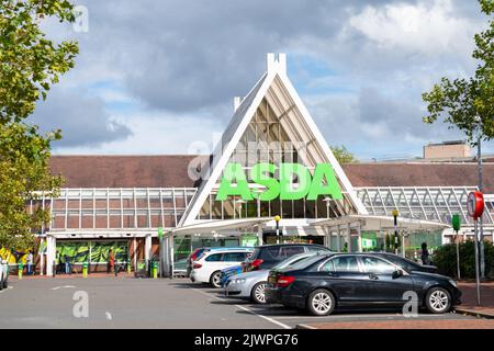 L'ingresso principale del negozio Asda nel centro di Wolverhampton, nel Regno Unito, in una giornata intera Foto Stock