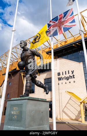 La statua di Billy Wright all'esterno dello stadio Wolverhampton Wanderers Molineux a Wolverhampton, nel Regno Unito Foto Stock