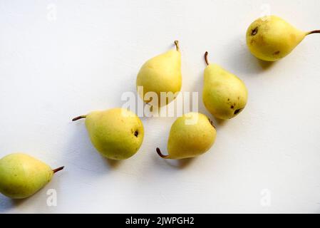 Gruppo di pere su fondo bianco. Primo piano. Foto Stock