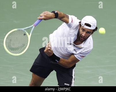 Flushing Meadow, United ha dichiarato. 06th Set, 2022. Matteo Berrettini d'Italia serve a Casper Ruud di Norvegia nelle quarti di finale ai campionati US Open di Tennis 2022 nell'Arthur Ashe Stadium presso l'USTA Billie Jean King National Tennis Center di New York il 6 settembre 2022. Foto di John Angelillo/UPI Credit: UPI/Alamy Live News Foto Stock