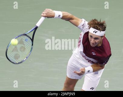 Flushing Meadow, United ha dichiarato. 06th Set, 2022. Casper Ruud di Norvegia serve Matteo Berrettini d'Italia nelle quarti di finale ai campionati US Open di tennis 2022 nell'Arthur Ashe Stadium presso l'USTA Billie Jean King National Tennis Center di New York il 6 settembre 2022. Foto di John Angelillo/UPI Credit: UPI/Alamy Live News Foto Stock