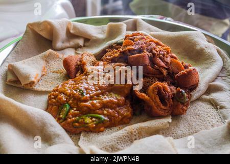 Prima colazione in Etiopia - injera con salsa shiro e abete injera Foto Stock