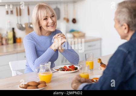 Bella donna anziana a pranzo con suo marito a casa Foto Stock