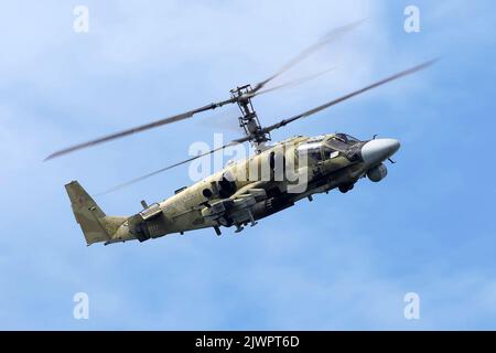 Un elicottero militare russo Ka-27PL vola durante gli esercizi militari 'Vostok-2022' presso il Golfo Grande di Pietro del Giappone fuori dalla città di Vladivostok, martedì 6 settembre 2022. Le esercitazioni militari di Vostok 2022, che coinvolgono diversi paesi amici del Cremlino, tra cui la Cina, si svolgono a partire dal settembre 1-7 in diversi campi di addestramento nell'Estremo Oriente della Russia e nelle acque al largo di essa. Oltre 50.000 soldati e più di 5.000 unità di equipaggiamento militare, tra cui 140 aerei e 60 navi, sono coinvolti nelle esercitazioni. Foto del Ministero della Difesa russo/ UPI Foto Stock