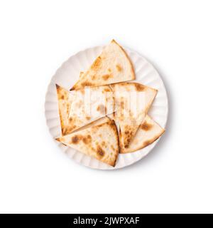 Pita pane affettato in triangoli isolato su sfondo bianco, vista dall'alto Foto Stock