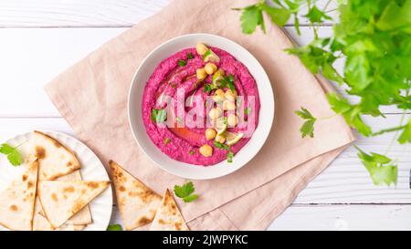 Hummus di barbabietola su tavolo bianco, vista dall'alto Foto Stock