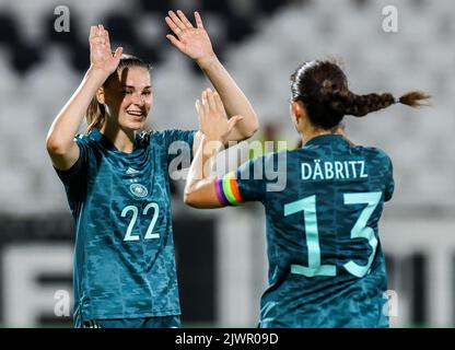 Plowdiw, Bulgaria. 06th Set, 2022. Calcio, Donne: World Cup qualificanti donne d'Europa, Bulgaria - Germania, fase di gruppo, Gruppo H, Giornata 10. La tedesca Jule Brand (l) è il suo compagno di squadra Sara Däbritz. Credit: Borislav Troshev/dpa/Alamy Live News Foto Stock