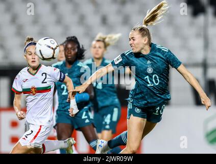 Plowdiw, Bulgaria. 06th Set, 2022. Calcio, Donne: World Cup qualificanti donne d'Europa, Bulgaria - Germania, fase di gruppo, Gruppo H, Giornata 10. La tedesca Laura Freigang (r) ottiene in un header. Credit: Borislav Troshev/dpa/Alamy Live News Foto Stock