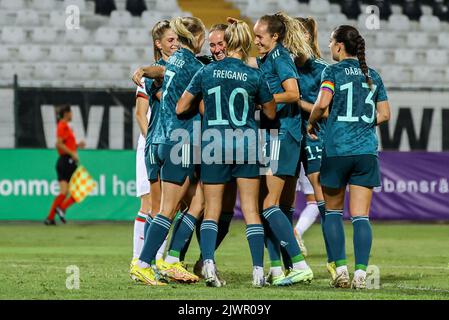 Plowdiw, Bulgaria. 06th Set, 2022. Calcio, Donne: World Cup qualificanti donne d'Europa, Bulgaria - Germania, fase di gruppo, Gruppo H, Giornata 10. I giocatori tedeschi allietano un gol segnato dalla loro squadra. Credit: Borislav Troshev/dpa/Alamy Live News Foto Stock