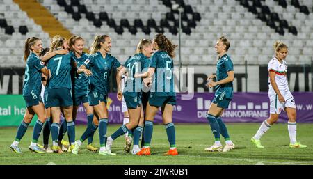 Plowdiw, Bulgaria. 06th Set, 2022. Calcio, Donne: World Cup qualificanti donne d'Europa, Bulgaria - Germania, fase di gruppo, Gruppo H, Giornata 10. I giocatori tedeschi allietano un gol segnato dalla loro squadra. Credit: Borislav Troshev/dpa/Alamy Live News Foto Stock