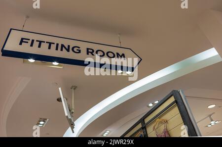 Ai camerino. Fitting Room Sign nel negozio di abbigliamento al dettaglio del centro commerciale. Nessuno, fuoco selettivo Foto Stock