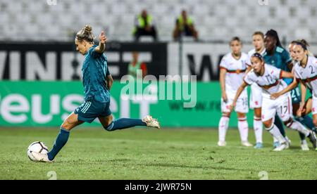 Plowdiw, Bulgaria. 06th Set, 2022. Calcio, Donne: World Cup qualificanti donne d'Europa, Bulgaria - Germania, fase di gruppo, Gruppo H, Giornata 10. La tedesca Svenja Huth segna il gol con il calcio di Punizione 0:7. Credit: Borislav Troshev/dpa/Alamy Live News Foto Stock