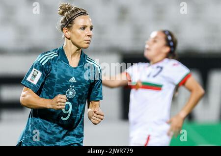 Plowdiw, Bulgaria. 06th Set, 2022. Calcio, Donne: World Cup qualificanti donne d'Europa, Bulgaria - Germania, fase di gruppo, Gruppo H, Giornata 10. La tedesca Svenja Huth reagisce dopo il suo obiettivo di penalizzazione per 0:7. Credit: Borislav Troshev/dpa/Alamy Live News Foto Stock