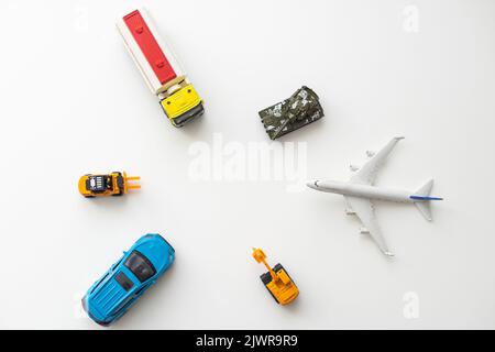 Automobile di plastica. Tipi differenti di trasporto del giocattolo Foto Stock