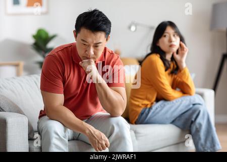 Focalizzazione selettiva sull'uomo asiatico penoso, che lotta con la moglie Foto Stock
