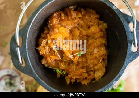 delizioso cavolo in umido in una pentola di ghisa servita in un ristorante Foto Stock