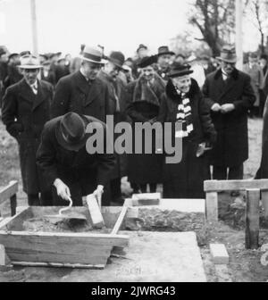 La pietra angolare del Museo Gävle è collocata il 26 ottobre 1938. Qui il sindaco Nils Berlino è visto monitorare quando una persona detiene il vero. La donna a destra in foto è la signora Normelli (sorella di Antonie Rettig) (è identificata dalla foto in Norrlandsposten il giovedì 27 ottobre 1938) Grundstenen för Gävle Museum lägges 26 oktober 1938. här ses borgmästatare Nils Berlin övervaka när en person håller i mursleven. Kvinnan till Höger i bild är fru Normelli (syster till Antonie Rettig) (Hon är identfierad från bild i Norrlandsposten torsdagen den 27 oktober 1938) Foto Stock