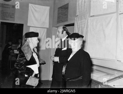 Foto scattata in occasione dell'inaugurazione del Museo Gävle il 29 settembre 1940. La sorella di Antonie Rettig, Freemason Sophie Louise von Plessen, in consultazione con il rientro musicale e il primo direttore del museo, Philibert Humbla. A destra nella foto Freemason Aurore Oxenstierna-Klintberg. Bild lagen vid invigningen AV Gävle Museum den 29 settembre 1940. Antonie Rettigs syster friherrinnan Sophie Louise von Plessen i samspråk med musiindenten och museets förste chef fil.dr Philibert Humbla. Fino a Höger i bild friherrinnan Aurore Oxenstierna-Klintberg. Foto Stock