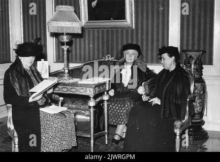 Freemason Sophie Louise von Plessen, Copenaghen al centro e a destra nella foto Anna von Rettig. Turku, si trova nella sala Rettigska in occasione dell'inaugurazione del museo il 19 ottobre 1940. Friherrinan Sophie Louise von Plessen, Köpenhamn i mitten samt och fino a Höger i bild Anna von Rettig. Åbo, sitter i Rettigsksa rummet i samband museets invigning 19 oktober 1940. Foto Stock