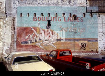 Artista murale raffigurante una scena di bowling retrò nel centro di Los Angeles, CA, 1989 Foto Stock