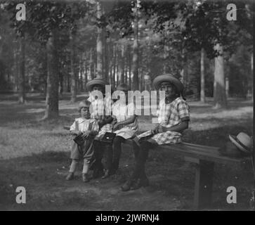 La foto è scattata durante un'escursione alla foresta di Boulogner. Dopo ogni chiusura scolastica, la famiglia Brundin è andata lì per bere succo di frutta e caffè con pasticcini. Karin e Ingrid frequentarono poi la scuola delle ragazze (Soul School), Eva nella scuola elementare normale e Sören non aveva iniziato la scuola in questo periodo, circa 1924 anni. Bilden är lagen vid en utflykt till Boulognerskogen. Efter varje skolavslutning åkte familjen Brundin dit för att dricka saft och kaffe med bakelser. Karin och Ingrid gick då i flickskolan (Själanderska), Eva i vanlig folkskola och Sören hade inte börjat skolan vid det här tillfället, c Foto Stock