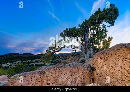 Sezione Tsankawi del Monumento Nazionale di Bandelier al Tramonto. Fumo da Forest Fire in the Sky. Nuovo Messico, Stati Uniti Foto Stock