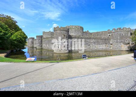 Beaumaris Castello dall'esterno dei terreni, Beaumaris, Isola di Anglesey, Ynys Mon, Galles del Nord, REGNO UNITO. Foto Stock