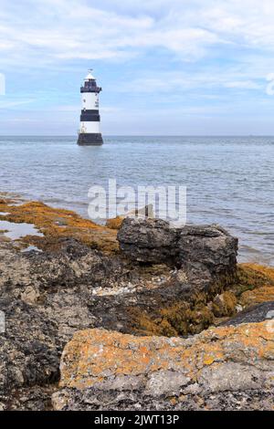 Penmon Lighthouse o Trwyn Du Lighthouse, Penmon, Isola di Anglesey, Ynys Mon, Galles del Nord, REGNO UNITO. Foto Stock
