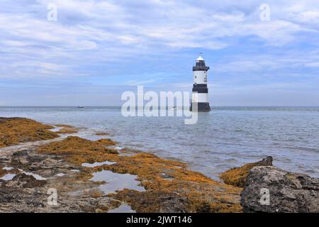 Penmon Lighthouse o Trwyn Du Lighthouse, Penmon, Isola di Anglesey, Ynys Mon, Galles del Nord, REGNO UNITO. Foto Stock