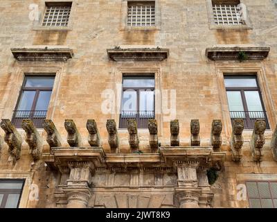 Casarano, Italia. Vista esterna di Palazzo D'Aquino. Lunga fila di cornici figurate per sostenere un balcone che non è mai stato costruito. Foto Stock
