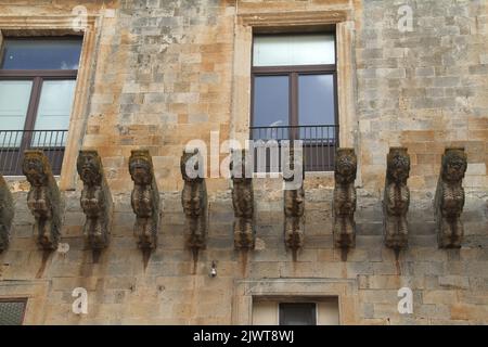 Casarano, Italia. Vista esterna di Palazzo D'Aquino. Lunga fila di cornici figurate per sostenere un balcone che non è mai stato costruito. Foto Stock