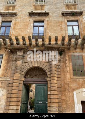 Casarano, Italia. Vista esterna di Palazzo D'Aquino. Portale principale e fila di mensole figurate per sostenere un balcone che non è mai stato costruito. Foto Stock