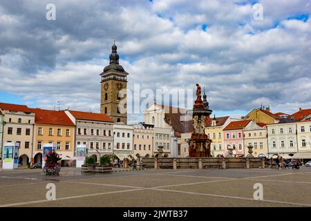 CESKE BUDEJOVICE, CZECHIA - 2 SETTEMBRE 2022: La piazza principale della città più grande nella regione della Boemia meridionale. Foto Stock