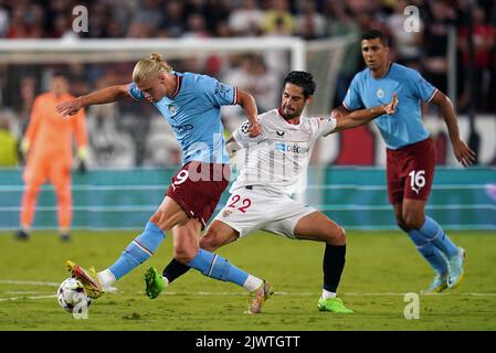 Erling Haaland (a sinistra) della città di Manchester e Isco di Siviglia combattono per la palla durante la partita di UEFA Champions League Group G allo stadio Ramon Sanchez Pizjuan di Siviglia, Spagna. Data immagine: Martedì 6 settembre 2022. Foto Stock