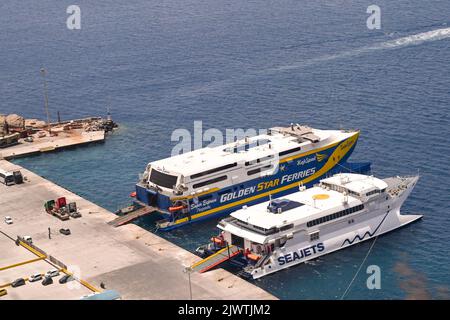 Santorini, Grecia - 2022 giugno: Vista aerea dei traghetti ad alta velocità ormeggiati nel porto dell'isola Foto Stock